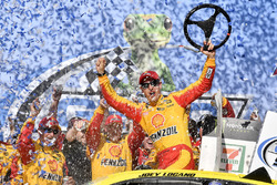 Ganador de carrera Joey Logano, Team Penske, Ford Fusion Shell Pennzoil
