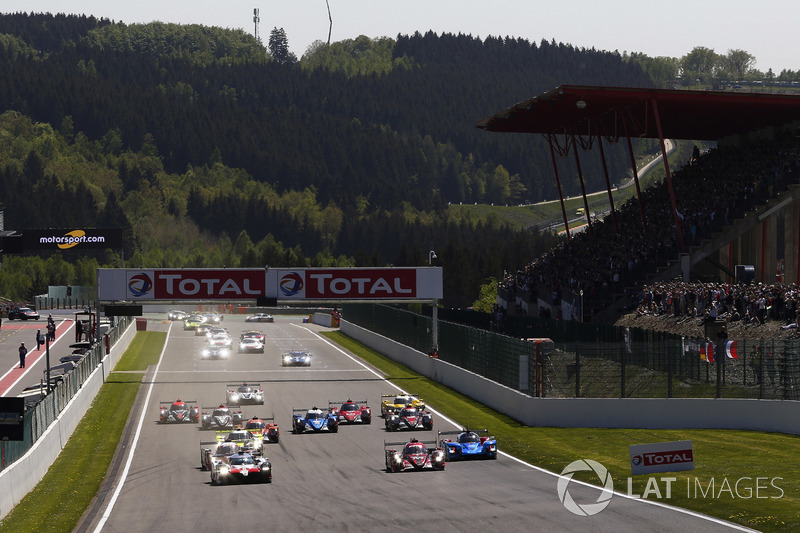 Start of the race #8 Toyota Gazoo Racing Toyota TS050: Sébastien Buemi, Kazuki Nakajima, Fernando Alonso leads