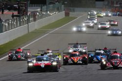 #8 Toyota Gazoo Racing Toyota TS050: Sébastien Buemi, Kazuki Nakajima, Fernando Alonso, leads at the start