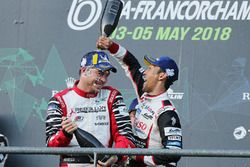Sur le podium : le vainqueur #8 Toyota Gazoo Racing Toyota TS050: Kazuki Nakajima, le troisième #1 Rebellion Racing Rebellion R-13: Andre Lotterer