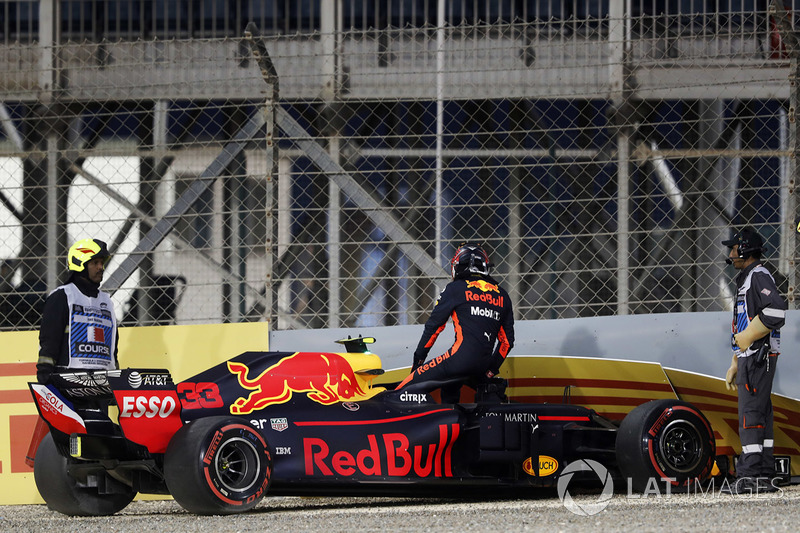 После аварии: Макс Ферстаппен, Red Bull Racing RB14