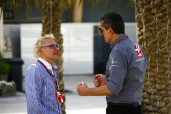 Руководитель Haas F1 Team Гюнтер Штайнер и Жак Вильнёв