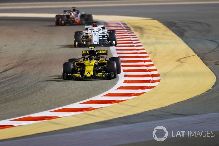 Carlos Sainz Jr., Renault Sport F1 Team R.S. 18, Marcus Ericsson, Sauber C37 Ferrari, y Romain Grosjean, Haas F1 Team VF-18 Ferrari