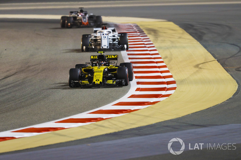 Carlos Sainz Jr., Renault Sport F1 Team R.S. 18, Marcus Ericsson, Sauber C37 Ferrari, y Romain Grosjean, Haas F1 Team VF-18 Ferrari