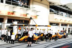 Fernando Alonso, McLaren MCL33 Renault, en Stoffel Vandoorne, McLaren MCL33 Renault, buiten de pitbo
