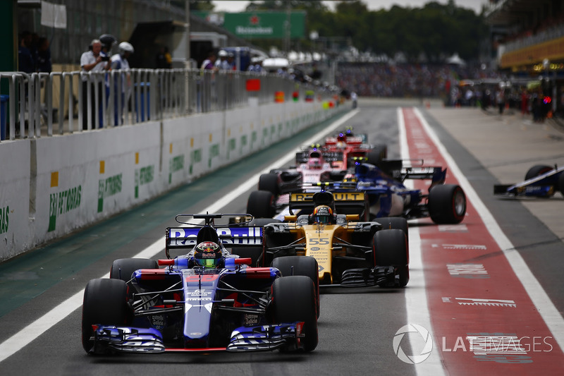 Nico Hulkenberg, Renault Sport F1 Team RS17, Brendon Hartley, Scuderia Toro Rosso STR12, Carlos Sainz Jr., Renault Sport F1 Team RS17, Marcus Ericsson, Sauber C36, Esteban Ocon, Sahara Force India F1 VJM10, queue to leave the pits at the start of Qualifyin