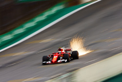 Chispas salen del coche de Kimi Raikkonen, Ferrari SF70H