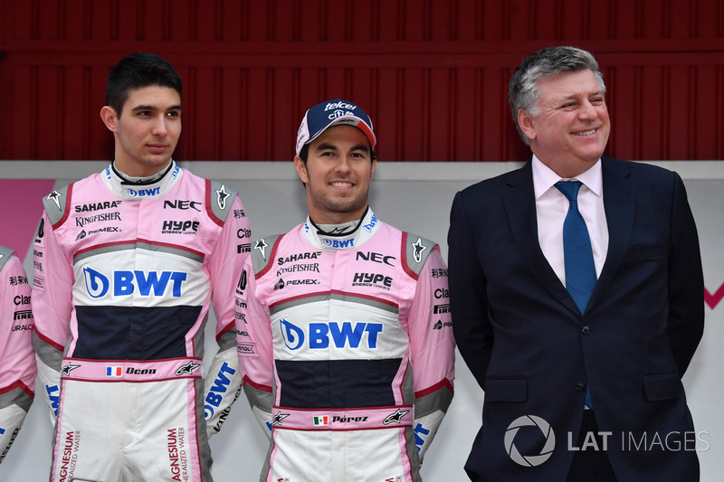 Гонщики Sahara Force India F1 Эстебан Окон и Серхио Перес, главный операционный директор команды Отмар Сафнауэр