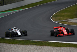 Sebastian Vettel, Ferrari SF71H y Sergey Sirotkin, Williams FW41