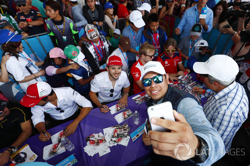 Daniel Abt, Audi Sport ABT Schaeffler, posa para una selfie con un fan