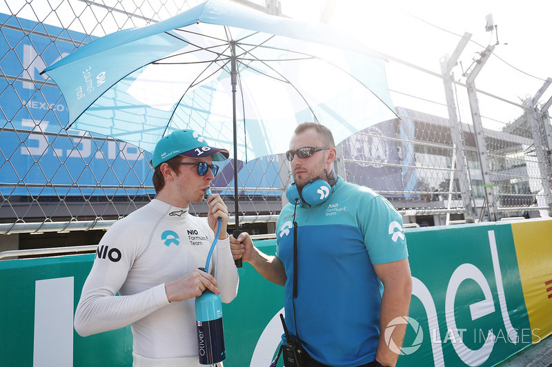 Oliver Turvey, NIO Formula E Team, en la parrilla