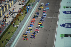 Restart: Martin Truex Jr., Furniture Row Racing Toyota, Denny Hamlin, Joe Gibbs Racing Toyota lead