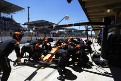 Fernando Alonso, McLaren MCL32, au stand