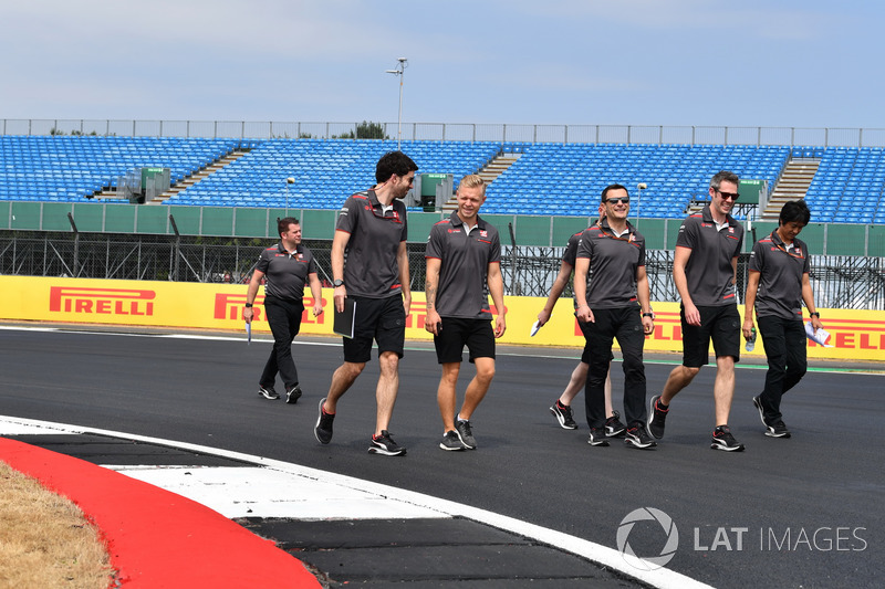 Kevin Magnussen, Haas F1 Team, cammina lungo il circuito