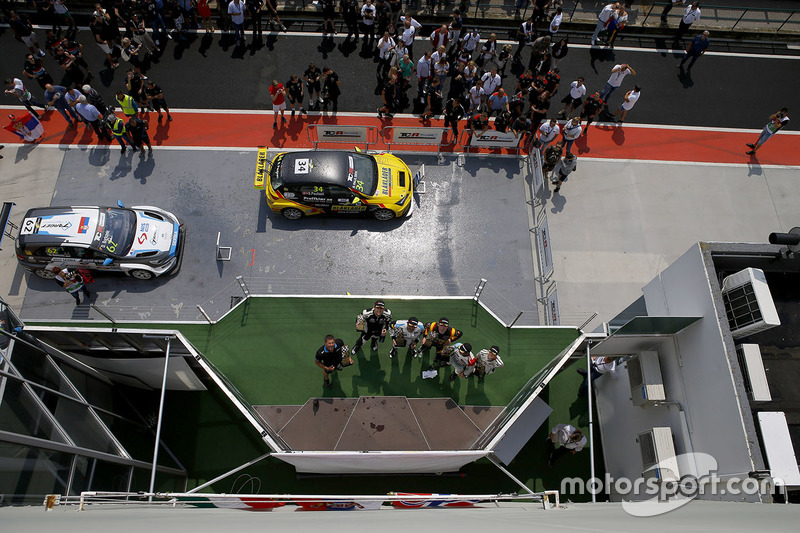 Podio: il vincitore della gara Dusan Borkovic, Target Competition Hyundai i30 N TCR, il secondo classificato Stian Paulsen, Stian Paulsen Racing Cupra TCR, il terzo classificato Dániel Nagy, M1RA Hyundai i30 N TCR