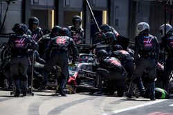 Romain Grosjean, Haas F1 Team VF-18, pitstop
