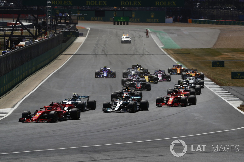 Start action, Sebastian Vettel, Ferrari SF71H, leads Valtteri Bottas, Mercedes AMG F1 W09