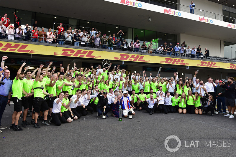 Le Champion du monde 2017 Lewis Hamilton, Mercedes AMG F1 fait la fête avec son équipe
