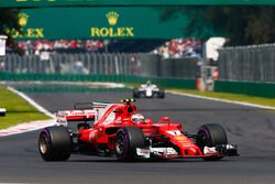 Кими Райкконен, Ferrari SF70H, и Лэнс Стролл, Williams FW40