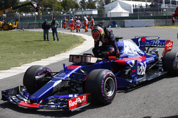 Brendon Hartley, Scuderia Toro Rosso STR12, encounters a technical problem in qualifying and climbs out of his car