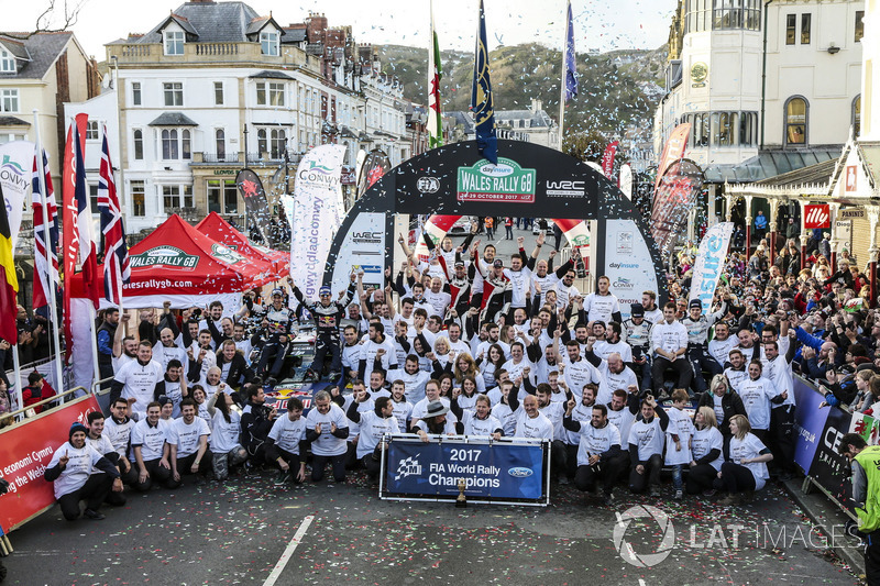 Sébastien Ogier, Julien Ingrassia, Ford Fiesta WRC, M-Sport, Ott Tänak, Martin Järveoja, Ford Fiesta WRC, M-Sport, Elfyn Evans, Daniel Barritt, Ford Fiesta WRC, M-Sport fêtent le titre constructeurs de M-Sport