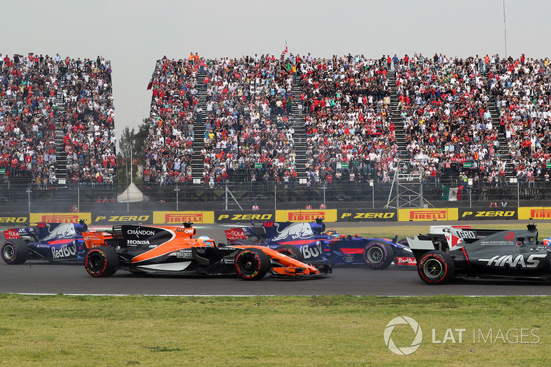 Fernando Alonso, McLaren MCL32 at the start of the race