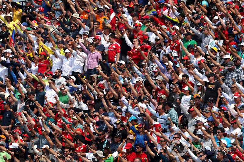 Fans show solidarity with earthquake victims on lap 19