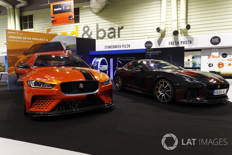 Jaguar XE SV Project 8 на стенді разом з F-Type
