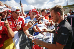 Kevin Magnussen, Haas F1 Team with fans