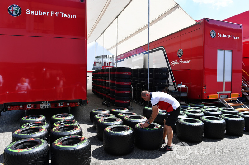 Mekanik Sauber dan ban Pirelli
