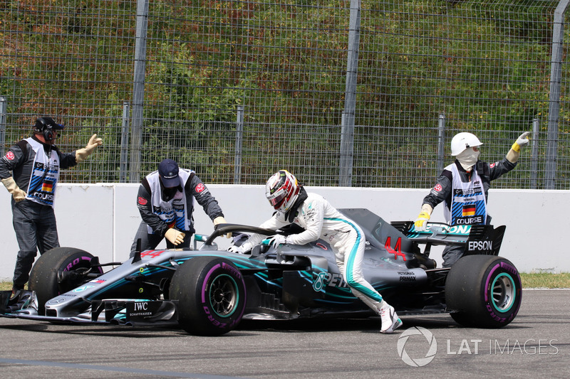 Lewis Hamilton, Mercedes-AMG F1 W09 stops on track and pushes his car