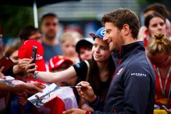 Romain Grosjean, Haas F1 Team, con un fan