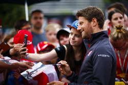 Romain Grosjean, Haas F1 Team, con un fan