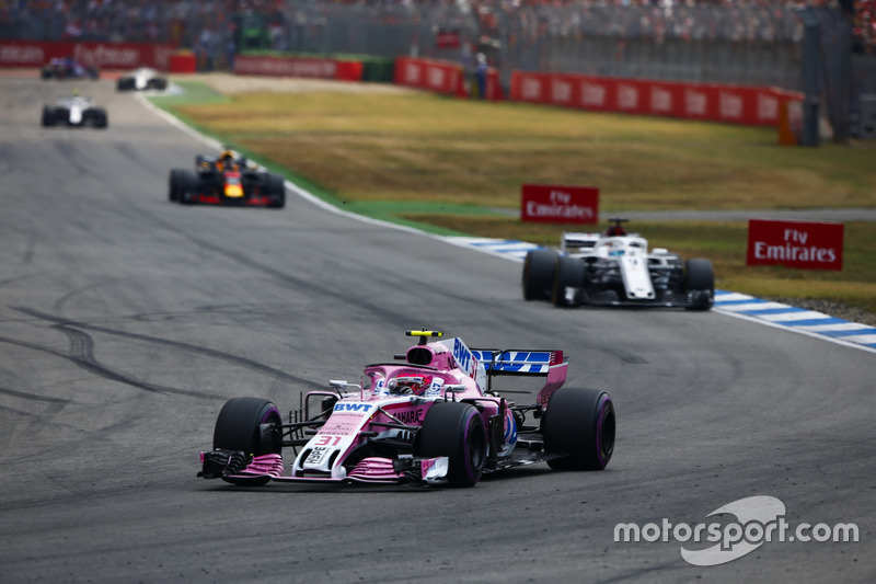 Esteban Ocon, Force India VJM11, delante de Marcus Ericsson, Sauber C37, y Daniel Ricciardo, Red Bull Racing RB14