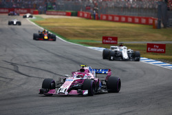 Esteban Ocon, Force India VJM11, voor Marcus Ericsson, Sauber C37, en Daniel Ricciardo, Red Bull Racing RB14