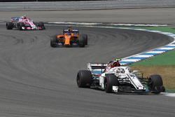 Charles Leclerc, Sauber C37, Fernando Alonso, McLaren MCL33 y Esteban Ocon, Force India VJM11