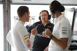 Stoffel Vandoorne, McLaren, with engineers