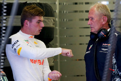 Max Verstappen, Red Bull, parla con Helmut Markko, Consulente, Red Bull Racing