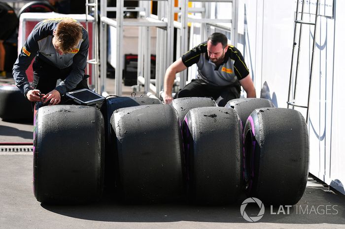 Ingenieros de Pirelli y los neumáticos Pirelli