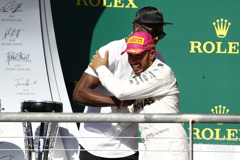 Подиум: победитель Льюис Хэмилтон, Mercedes AMG F1, и Усэйн Болт