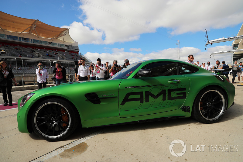 Гонщик Mercedes AMG F1 Льюис Хэмилтон и Усэйн Болт на Mercedes AMG GT R