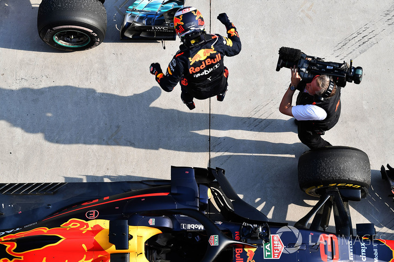 Ganador de la carrera Daniel Ricciardo, Red Bull Racing RB14 celebra en parc ferme