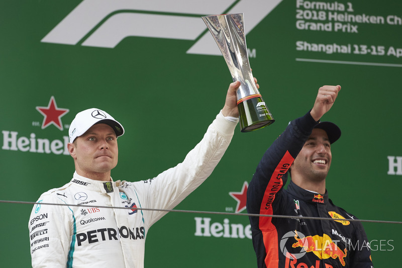 Valtteri Bottas, Mercedes AMG F1 y Daniel Ricciardo, Red Bull Racing
