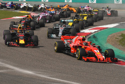 Kimi Raikkonen, Ferrari SF71H at the start of the race