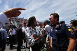 Winnie Harlow y Christian Horner, director del equipo Red Bull Racing en la parrilla