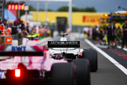 Kevin Magnussen, Haas F1 Team VF-18, et Esteban Ocon, Force India VJM11, dans la voie des stands