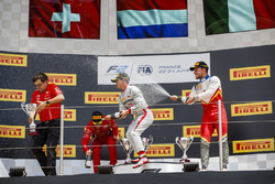 Podium : le deuxième Louis Deletraz, Charouz Racing System, le vainqueur Nyck De Vries, PREMA Racing, le troisième Luca Ghiotto, Campos Racing