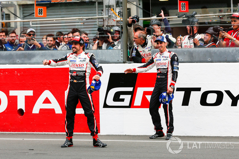 Fernando Alonso, Toyota Gazoo Racing, Sébastien Buemi, Toyota Gazoo Racing, festeggiano la vittoria della 24 Ore di Le Mans 2018