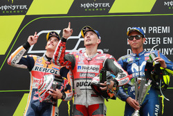 Podium : le deuxième, Marc Marquez, Repsol Honda Team, le vainqueur Jorge Lorenzo, Ducati Team, le troisième, Valentino Rossi, Yamaha Factory Racing