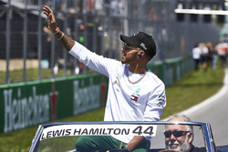 Lewis Hamilton, Mercedes AMG F1, tijdens de rijdersparade